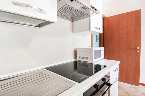 Cucina o angolo cottura di Lake & Country Holidays