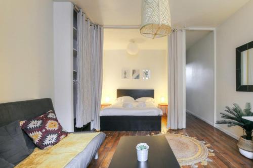 un salon avec un lit et un canapé dans l'établissement A haven of peace in the heart of the 7th, à Lyon