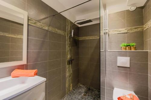 une salle de bain avec douche et lavabo dans l'établissement SUEDE AP4207 by Riviera Holiday Homes, à Nice