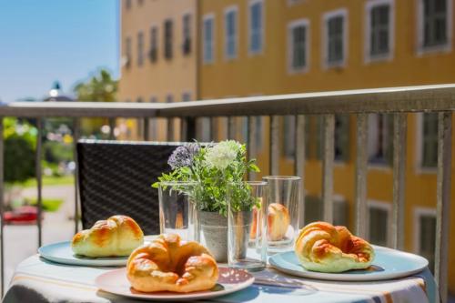 - une table avec deux assiettes de pâtisseries dans l'établissement SUEDE AP4207 by Riviera Holiday Homes, à Nice