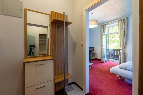 un couloir avec un miroir et une chambre avec un lit dans l'établissement Ferienwohnung Engleitner - DorfResort Mitterbach, à Mitterbach am Erlaufsee