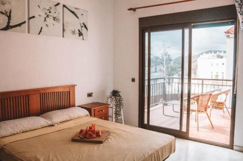 1 dormitorio con 1 cama y balcón en International Surf Camp ONLY SURF, en Corralejo