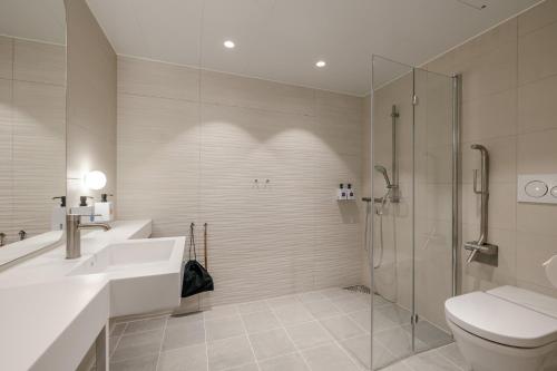 ボードーにあるQuality Hotel Ramsaltのシャワー、洗面台、トイレ付きのバスルーム