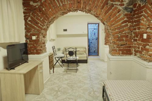 Μια τηλεόραση ή/και κέντρο ψυχαγωγίας στο Top Center Detached Apartment Studio