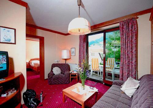 salon z kanapą i telewizorem w obiekcie Ferienwohnung w mieście Bad Kleinkirchheim