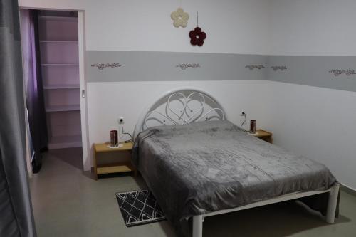 a bedroom with a bed with a gray blanket at LAFAYETTE Alojamentos in Espargos