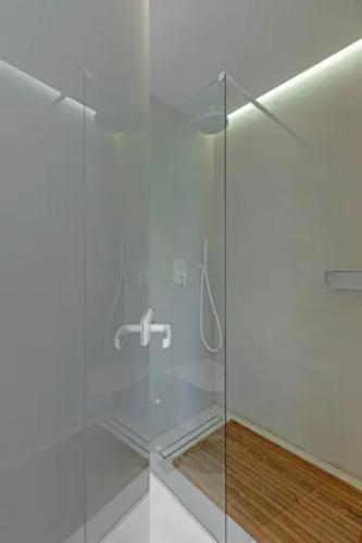 ein Badezimmer mit Dusche mit Glastür in der Unterkunft Boho Sapiens Marina - Cinnamon Era, Adamas Port in Adamas