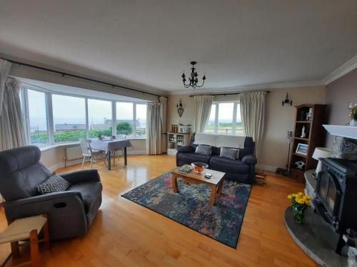 uma sala de estar com dois sofás e uma mesa em Island View Bed and Breakfast em Doolin