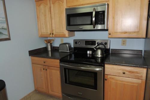 Brigadune 3F 3BR 2BA Oceanfront Condo near popular Shore Drive - Winter Rental Friendly