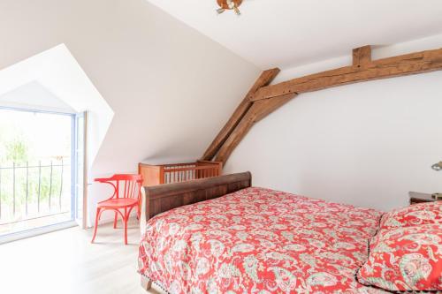 a bedroom with a bed and a window at Gîte Moulin de Pilate 