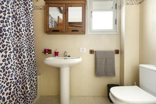 bagno con lavandino, servizi igienici e finestra di Apartamento Vistas de Icod a Icod de los Vinos