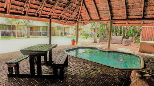 Kolam renang di atau dekat dengan Hoogland Spa Resort Bela Bela