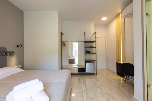a bedroom with a bed and a desk in it at SpilGaia in Spílion