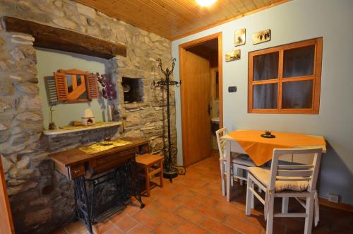 d'une salle à manger avec une table et un mur en pierre. dans l'établissement Le Casite Bed & Breakfast, à Trieste