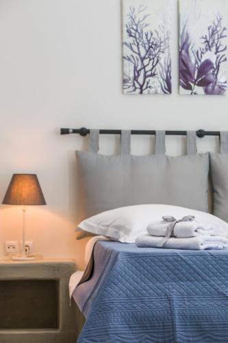 a bedroom with a bed with towels on it at Punda Villas Paros in Kampos Paros
