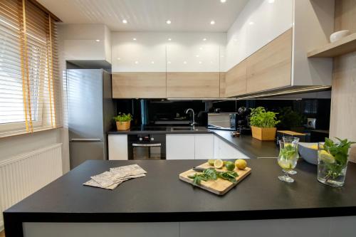 ジェシュフにあるVIP Apartamentのキッチン(フルーツプレート付きのテーブル付)