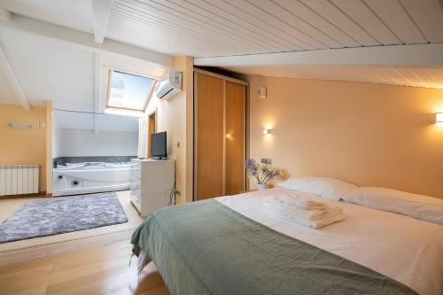 1 dormitorio con 1 cama grande y baño en LUXURY DUPLEX PENTHOUSE WITH TERRACE-OLD TOWN, en San Sebastián