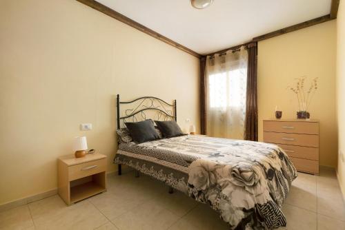 una camera con un grande letto e una finestra di Apartamento Vistas de Icod a Icod de los Vinos