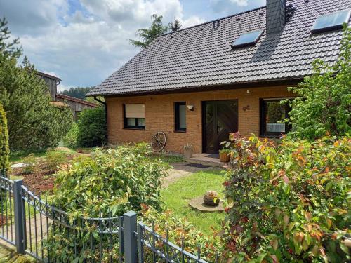 een huis met een hek voor een tuin bij Ferienwohnung Mossauer Hoehe in Mossautal