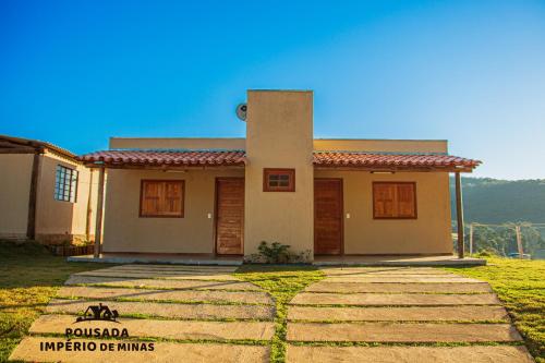 a small house in the middle of a field at Pousada Império de Minas in Capitólio