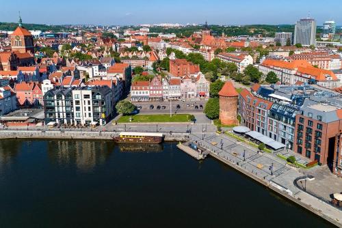 z góry widok na miasto z rzeką i budynkami w obiekcie Kamieniczka Palladium w Gdańsku