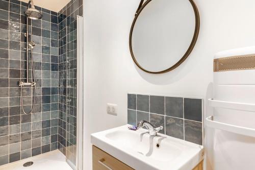 uma casa de banho com um lavatório e um espelho em Le Coco - Duplex proche mer em Cancale
