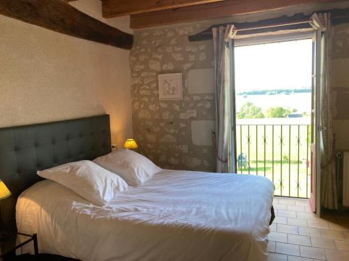 Una cama o camas en una habitación de Logis Auberge de Crissay