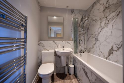 Troon Executive Apartment tesisinde bir banyo