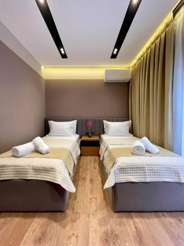 Giường trong phòng chung tại Brilant Luxury Apartment