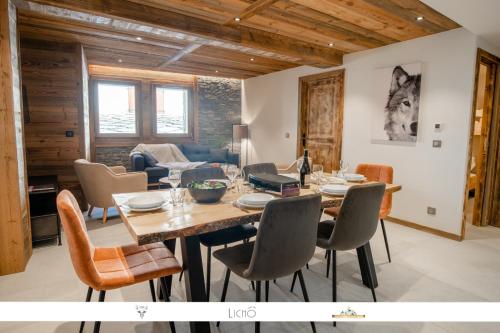 a dining room with a table and chairs at MARMOTTE 101 - Appartement pour 6, aux pieds des pistes in Bonneval-sur-Arc