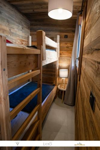 - une chambre avec 2 lits superposés dans une cabine dans l'établissement MARMOTTE 101 - Appartement pour 6, aux pieds des pistes, à Bonneval-sur-Arc