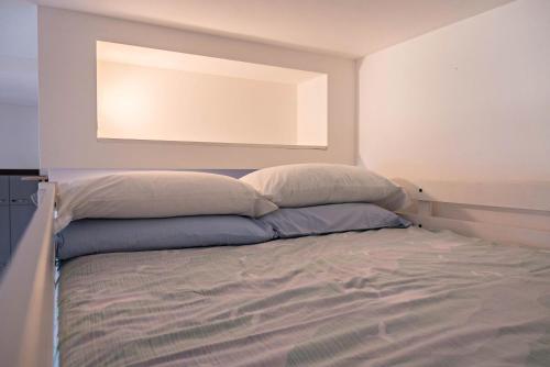 ラヴェーノ・モンベッロにあるHouse Samantha Lago Maggioreのベッド1台(枕2つ付)