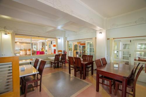 Anchalee Resort tesisinde bir restoran veya yemek mekanı