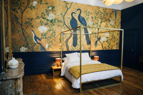 Un pat sau paturi într-o cameră la Hotel de Fouquet - Chambres d'hôtes