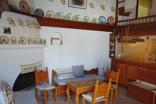 Khu vực ghế ngồi tại Traditional House in Skyros village