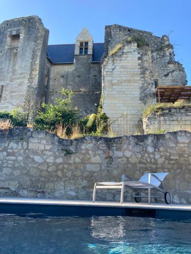 La alberca dentro o cerca de Logis Auberge de Crissay