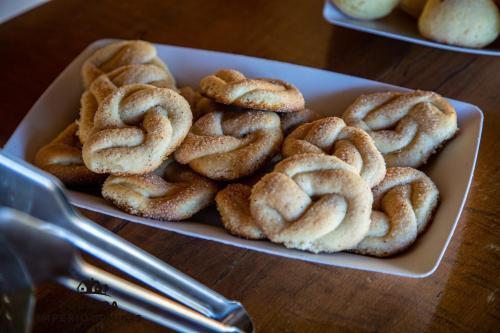 a plate of onion rings on a table at Pousada Império de Minas in Capitólio