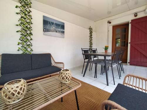 un salon avec un canapé et une table dans l'établissement Maison Christy, spacieux, calme avec jardin, à Ondres