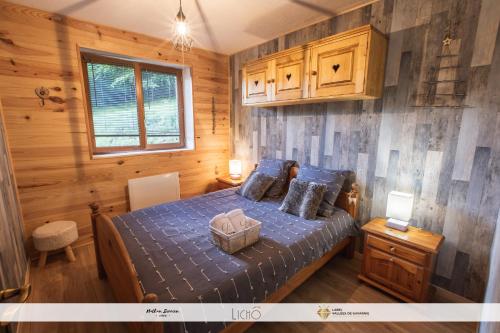 une chambre avec un lit dans une pièce en bois dans l'établissement Chalet Le Bordarriben sauna & spa, à Gèdre