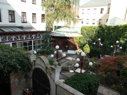 - une vue sur le jardin dans un bâtiment dans l'établissement Mariahilf Citycenter Hotel, à Vienne
