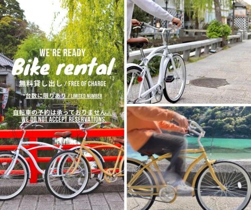 een groep van drie foto's van fietsen geparkeerd op een straat bij Guesthouse All you need in Shimoda