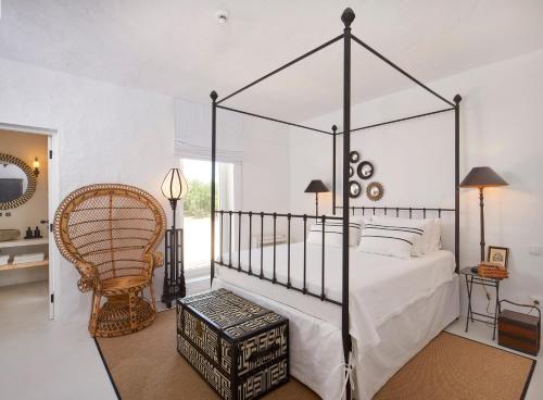 una camera con letto a baldacchino e sedia di Rufino Quinta a Estevais