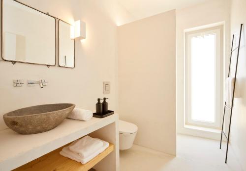 un bagno con lavandino e WC di Rufino Quinta a Estevais