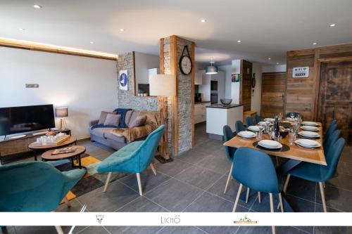une salle à manger et un salon avec une table et des chaises dans l'établissement MARMOTTE 003 - Superbe T4 aux pieds des pistes, à Bonneval-sur-Arc