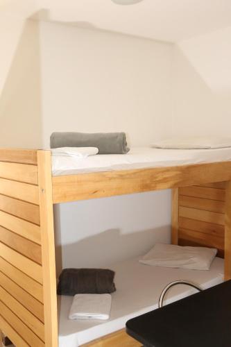 מיטה או מיטות קומותיים בחדר ב-Flat´s Brasília