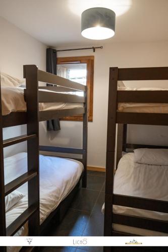 une chambre avec deux lits superposés et une fenêtre dans l'établissement MARMOTTE 001 - Bel appartement avec grande terrasse, aux pieds des pistes, à Bonneval-sur-Arc