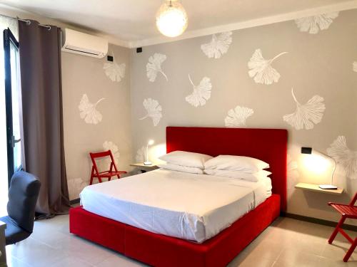 ヴェローナにあるGuest House 296のベッドルーム1室(赤いベッド1台、壁に蝶付)