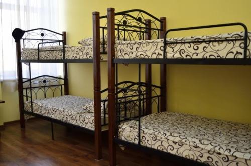 Ένα ή περισσότερα κρεβάτια σε δωμάτιο στο PETRA Cabin Dorms Hostel
