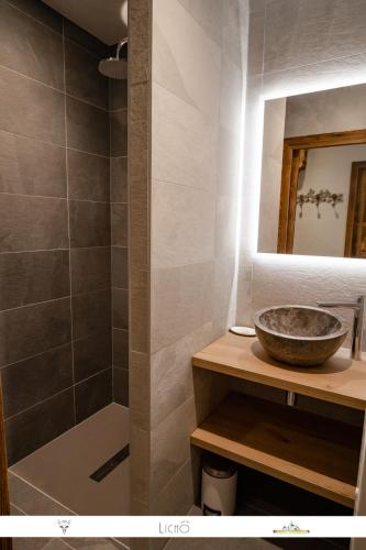 une salle de bain avec un lavabo et un miroir dans l'établissement MARMOTTE 201 - Bel appartement mansardé, aux pieds des pistes, à Bonneval-sur-Arc