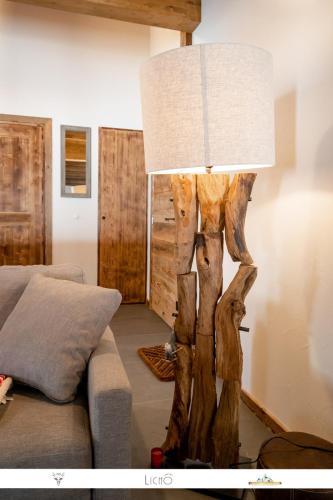 une lampe de sol en bois flotté à l'ombre blanche dans l'établissement MARMOTTE 201 - Bel appartement mansardé, aux pieds des pistes, à Bonneval-sur-Arc
